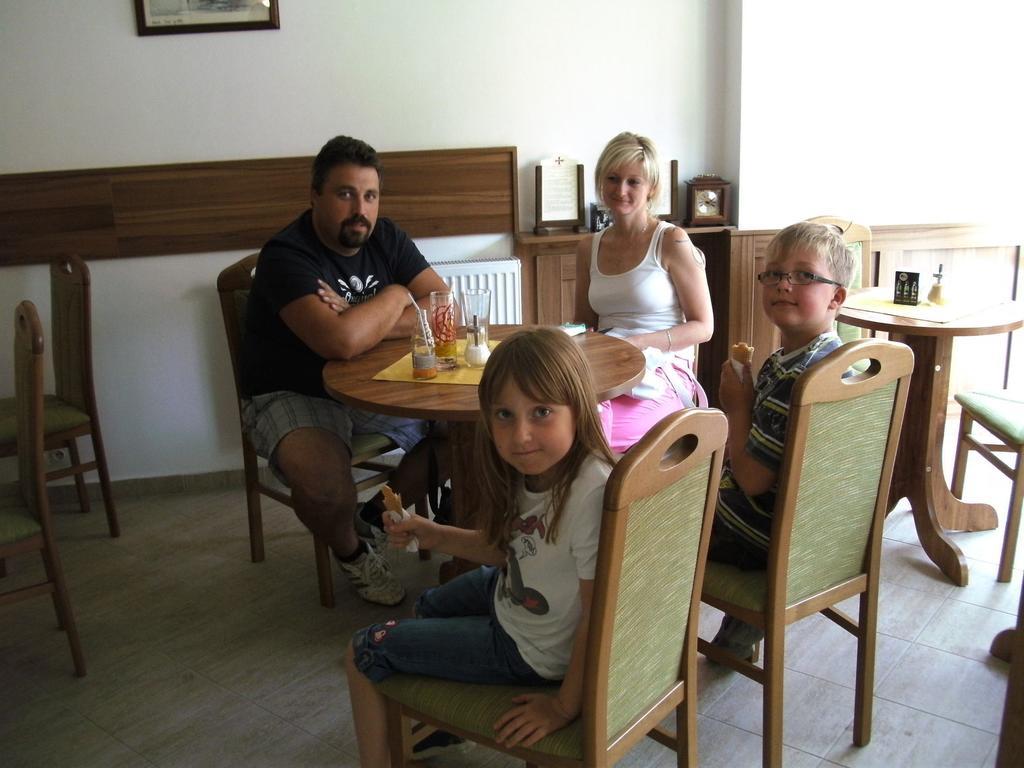 Penzion Pod Zámkem Zruc nad Sazavou Esterno foto